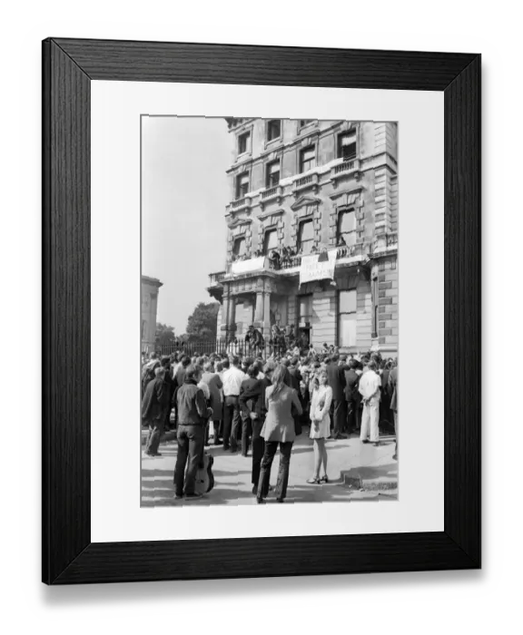 Framed Print : London: Squatters at the empty 60 room mansion a 144, Piccadilly, London, this morning Framed Print : London: Squatters at the empty 60 room mansion a 144, Piccadilly, London, this morning