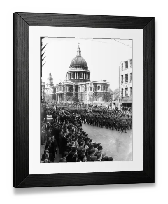 Framed Print : American troops in ceremonial march through London. For the first time since 1917 Framed Print : American troops in ceremonial march through London. For the first time since 1917
