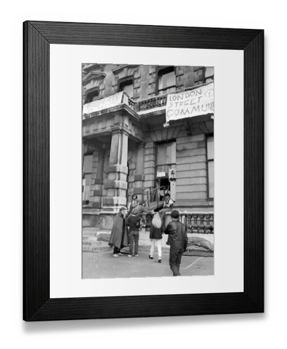 Framed Print : London: Squatters at the empty 60 room mansion a 144, Piccadilly, London, this morning Framed Print : London: Squatters at the empty 60 room mansion a 144, Piccadilly, London, this morning