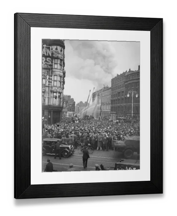 Framed Print : Elephant and Castle warehouse in flames, tremendous crowds watch. Fires involving