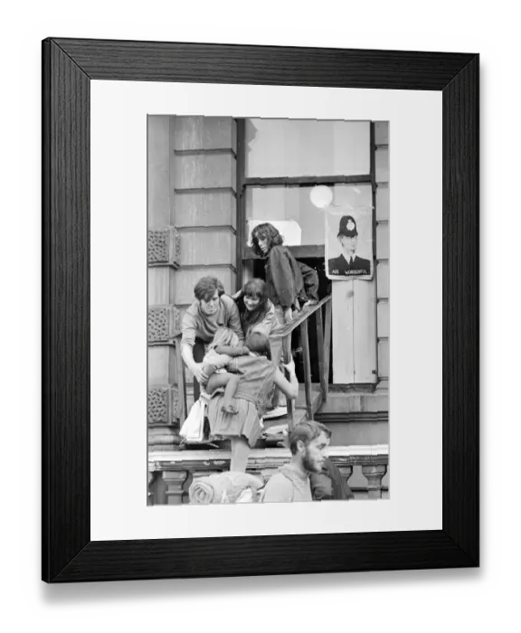 Framed Print : London: A women and child is assisted by squatters to enter the empty 60 room mansion a 144 Framed Print : London: A women and child is assisted by squatters to enter the empty 60 room mansion a 144