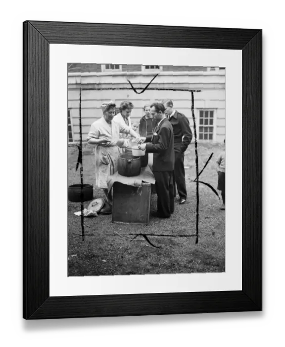 Framed Print : Squatters in the besieged Duchess of Bedford house, the block of luxury flats in Kensington Framed Print : Squatters in the besieged Duchess of Bedford house, the block of luxury flats in Kensington