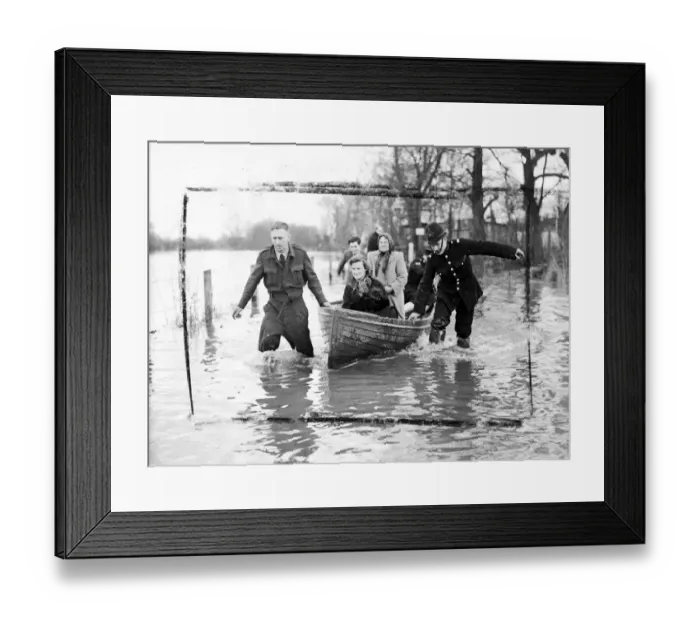Framed Print : The River Thames, swollen by recent boring and heavy rain, has flooded a wide area Framed Print : The River Thames, swollen by recent boring and heavy rain, has flooded a wide area