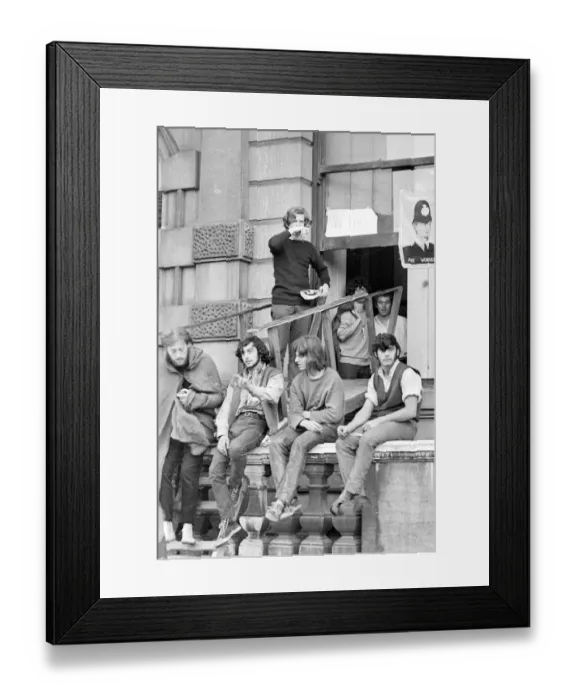 Framed Print : London: Squatters at the empty 60 room mansion a 144, Piccadilly, London, this morning Framed Print : London: Squatters at the empty 60 room mansion a 144, Piccadilly, London, this morning