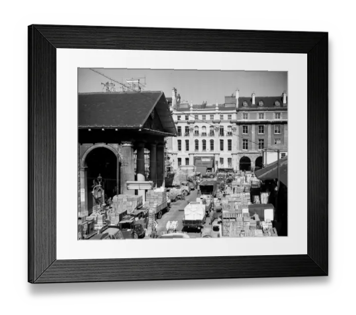 Framed Print : Looking down on a busy Covent Garden flower, fruit and vegetable market full of stacked fruit Framed Print : Looking down on a busy Covent Garden flower, fruit and vegetable market full of stacked fruit