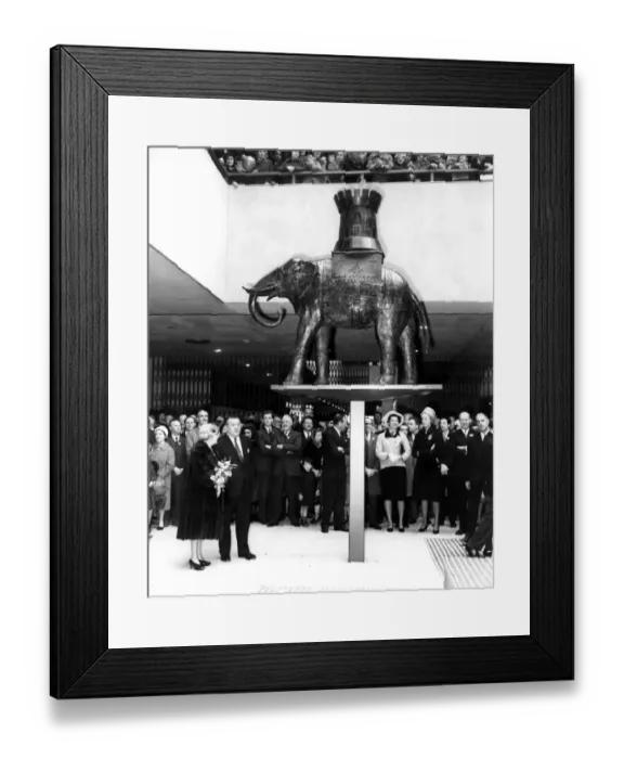 Framed Print : View of the new Elephant and Castle as it takes shape after the redevelopment work Framed Print : View of the new Elephant and Castle as it takes shape after the redevelopment work