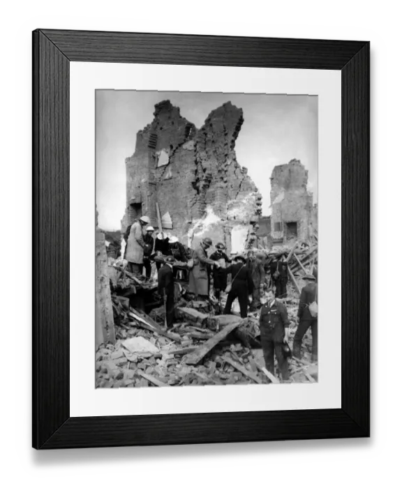 Framed Print : Bomb damage. Rescue squads in Hackney, East London, worked unceasingly under a Framed Print : Bomb damage. Rescue squads in Hackney, East London, worked unceasingly under a