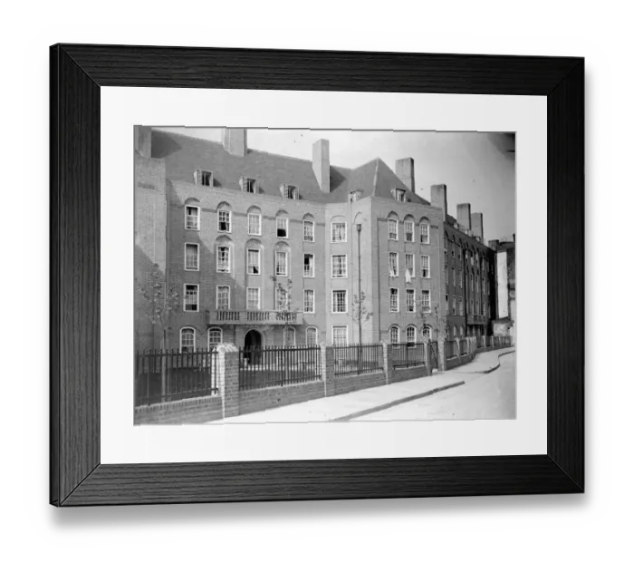 Framed Print : Flats in Wapping, London. 1933 Framed Print : Flats in Wapping, London. 1933