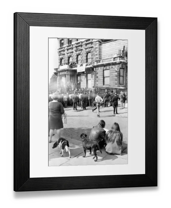 Framed Print : London: Squatters at the empty 60 room mansion a 144, Piccadilly, London, this morning Framed Print : London: Squatters at the empty 60 room mansion a 144, Piccadilly, London, this morning