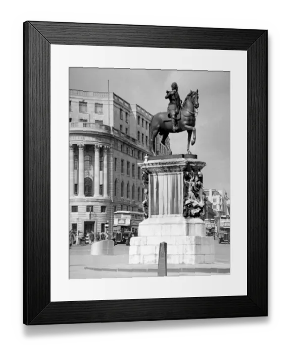 Framed Print : The statue of King Charles I in Trafalgar Square, London, England Framed Print : The statue of King Charles I in Trafalgar Square, London, England
