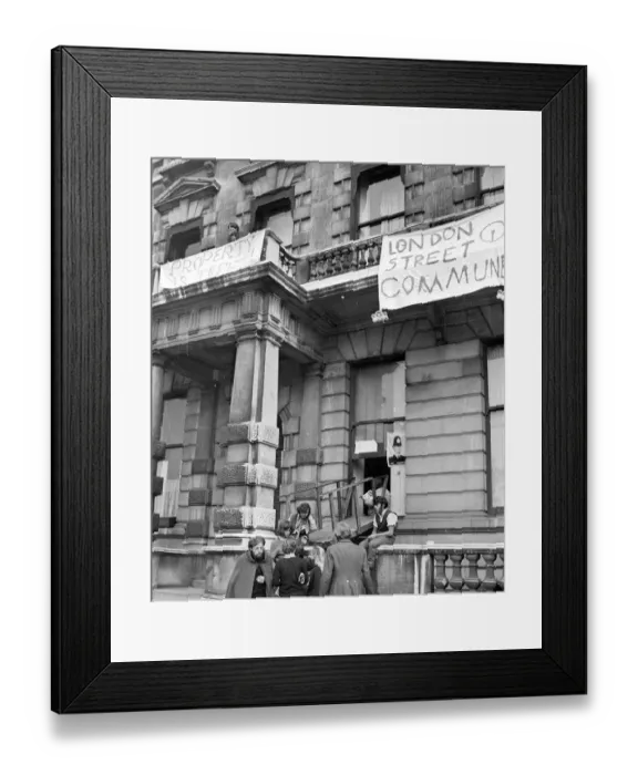 Framed Print : London: Squatters at the empty 60 room mansion a 144, Piccadilly, London, this morning Framed Print : London: Squatters at the empty 60 room mansion a 144, Piccadilly, London, this morning
