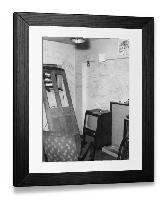 Framed Print : For the past month a notice has been posted outside Silverdale House, Hampstead Road Framed Print : For the past month a notice has been posted outside Silverdale House, Hampstead Road