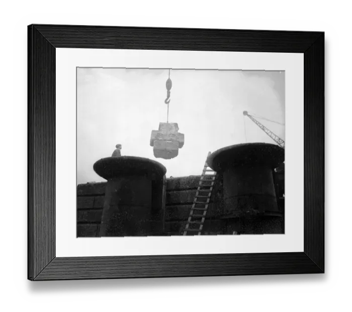 Framed Print : The delicate task of removing the arches of Waterloo Bridge has now been completed Framed Print : The delicate task of removing the arches of Waterloo Bridge has now been completed