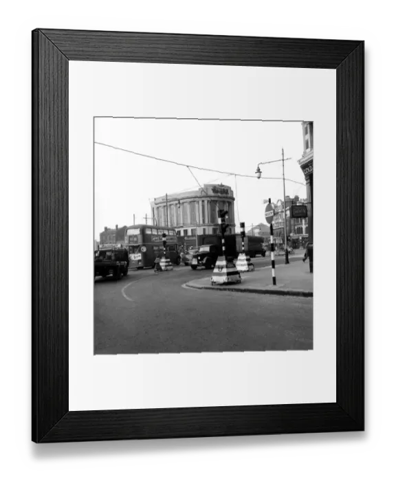 Framed Print : View of the Elephant and Castle before the redevelopment work 1950s - London, England Framed Print : View of the Elephant and Castle before the redevelopment work 1950s - London, England