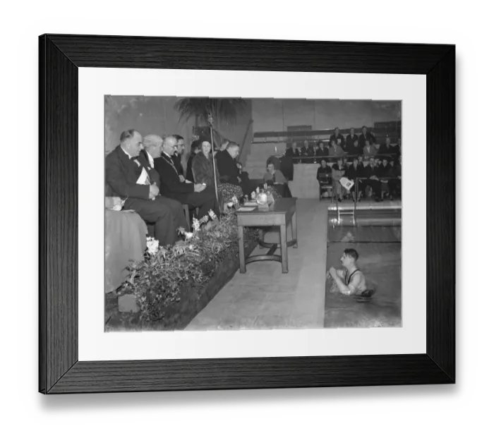 Framed Print : An interior view opf the new swimming baths on Eltham Hill. The Mayor of Woolwich