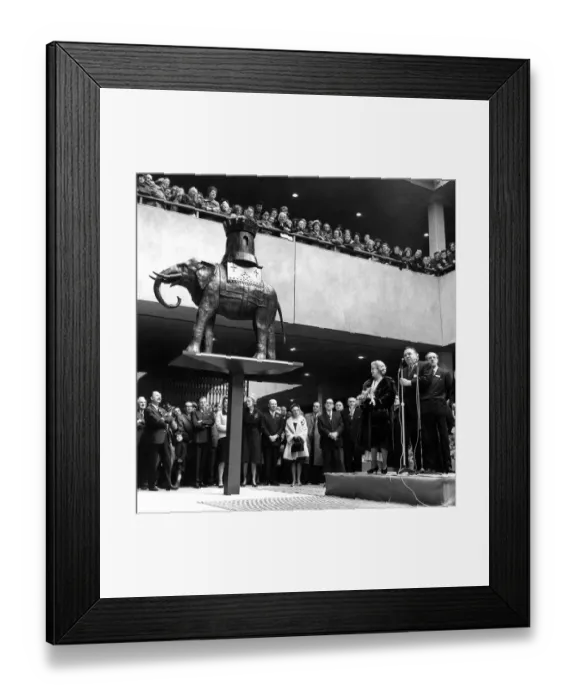 Framed Print : View of the new Elephant and Castle as it takes shape after the redevelopment work