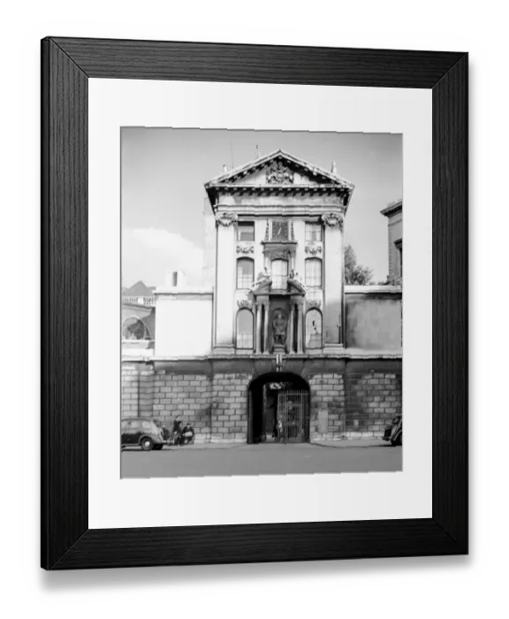 Framed Print : The Henry VIII Gate at St Bartholomews Hospital, Smithfield in the City of London