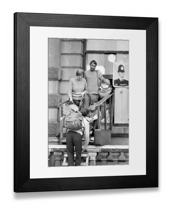 Framed Print : London: Squatters at the empty 60 room mansion a 144, Piccadilly, London, this morning