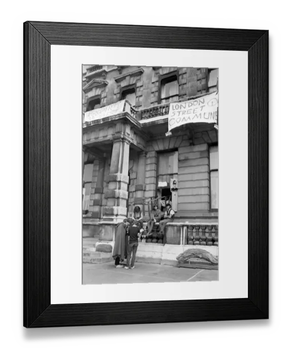 Framed Print : London: Squatters at the empty 60 room mansion a 144, Piccadilly, London, this morning