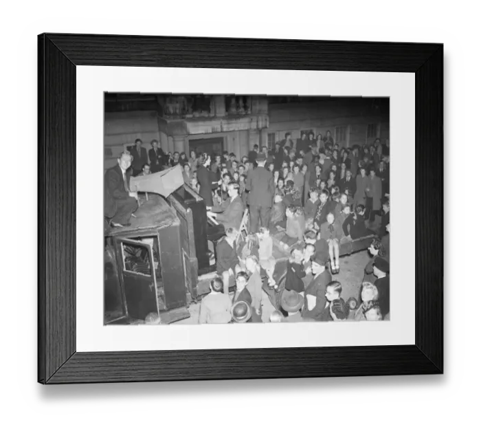 Framed Print : Squatters in the besieged Duchess of Bedford house, the block of luxury flats in Kensington Framed Print : Squatters in the besieged Duchess of Bedford house, the block of luxury flats in Kensington