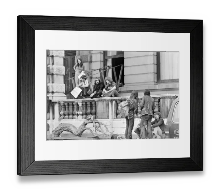 Framed Print : London: Squatters at the empty 60 room mansion a 144, Piccadilly, London, this morning Framed Print : London: Squatters at the empty 60 room mansion a 144, Piccadilly, London, this morning