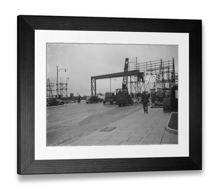 Framed Print : A new pedestrian bridge being constructed over the Great West Road in Osterley, London Framed Print : A new pedestrian bridge being constructed over the Great West Road in Osterley, London