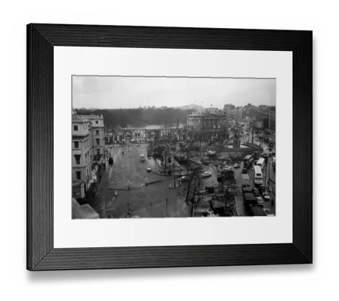 Framed Print : London traffic negotiating the road around Hyde Park Corner. The Hyde Park Corner screen