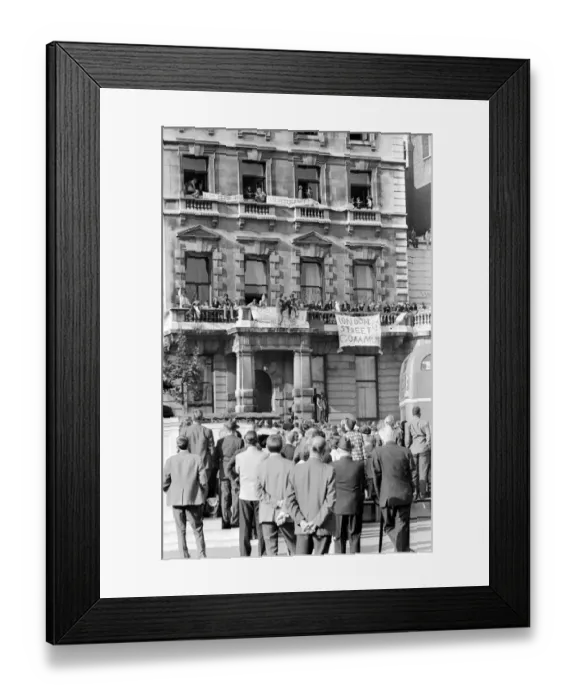 Framed Print : London: Squatters at the empty 60 room mansion a 144, Piccadilly, London, this morning Framed Print : London: Squatters at the empty 60 room mansion a 144, Piccadilly, London, this morning