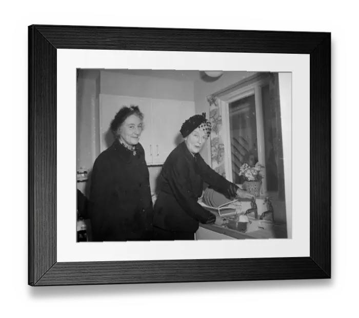 Framed Print : Mrs Winston Churchill, wife of the Prime Minister does a bit of washing up in Framed Print : Mrs Winston Churchill, wife of the Prime Minister does a bit of washing up in