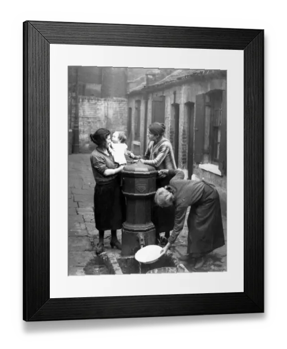Framed Print : Water Pump, Twine Court, Limehouse, East End of London 1933