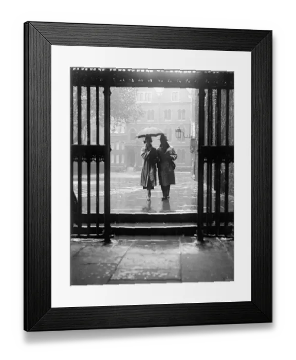 Framed Print : A couple walking in the rain under an umbrella in Deans Yard, Westminster Abbey