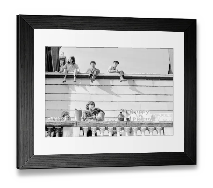 Framed Print : London: Squatters at the empty 60 room mansion a 144, Piccadilly, London, this morning Framed Print : London: Squatters at the empty 60 room mansion a 144, Piccadilly, London, this morning