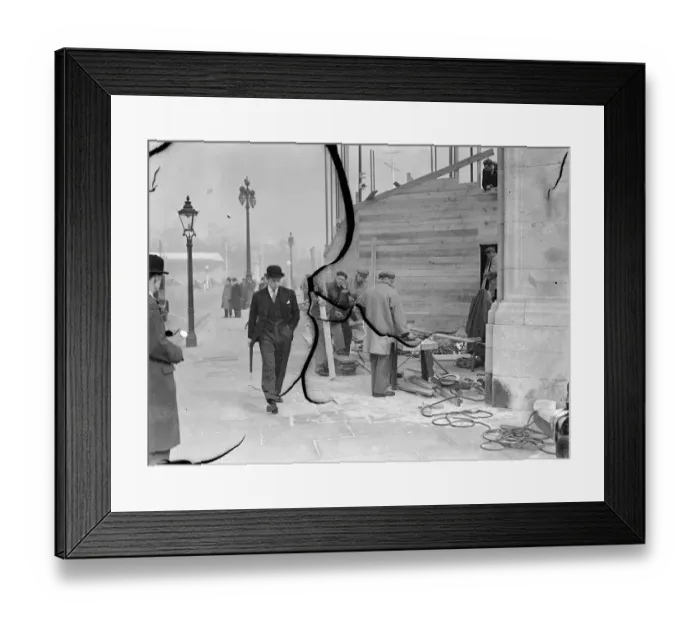 Framed Print : Duke of Norfolk, out walking in sunshine, sees progress of Coronation preparations Framed Print : Duke of Norfolk, out walking in sunshine, sees progress of Coronation preparations