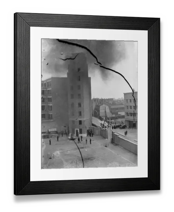 Framed Print : A London Fire Brigade display in Lambeth, London. Fire crew respond to a fire Framed Print : A London Fire Brigade display in Lambeth, London. Fire crew respond to a fire