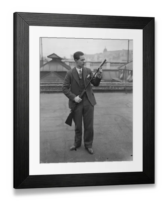 Framed Print : Noiseless guns for the Army. Remarkable invention of Surrey engineer