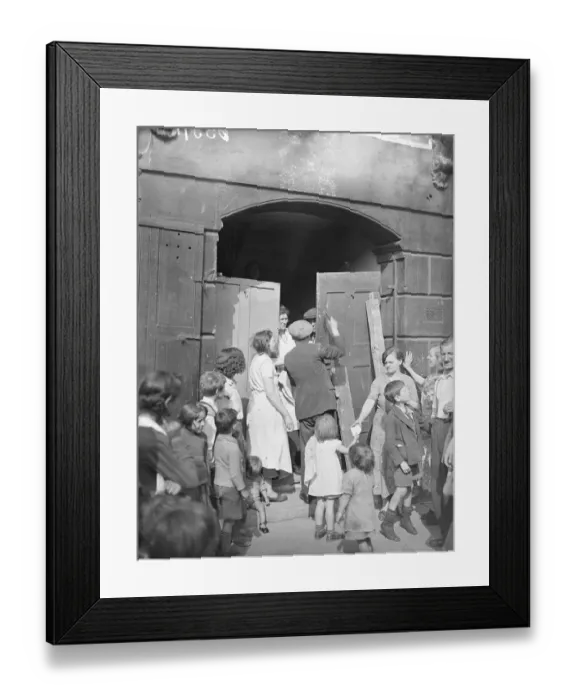 Framed Print : The landlord shall not pass Stepney tenants barricade Mansions against eviction Framed Print : The landlord shall not pass Stepney tenants barricade Mansions against eviction