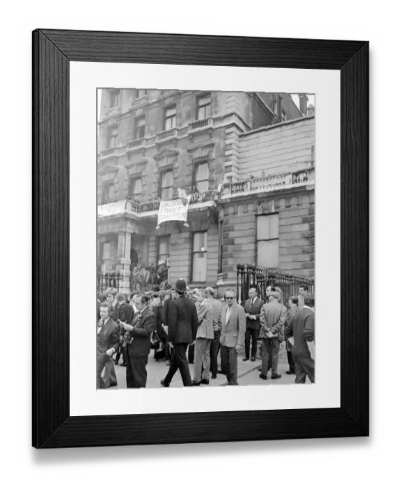 Framed Print : London: Squatters at the empty 60 room mansion a 144, Piccadilly, London, this morning