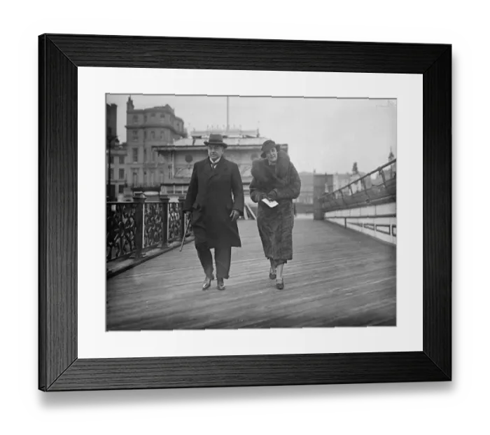 Framed Print : The Lord Chief Justice, Lord Hewart, walking along the pier at Brighton with his new bride Framed Print : The Lord Chief Justice, Lord Hewart, walking along the pier at Brighton with his new bride