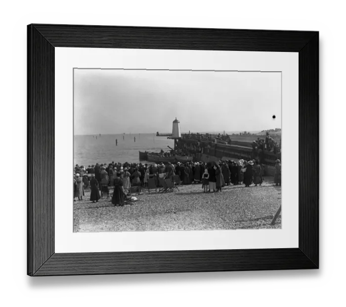 Framed Print : Crowds of spectators watching the filming of Nelson as the actors recreate Framed Print : Crowds of spectators watching the filming of Nelson as the actors recreate