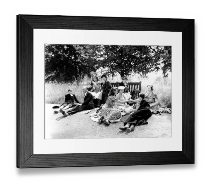 Framed Print : Pupils and parents picnic on the lawn at Christs Hospital School, Horsham, West Sussex Framed Print : Pupils and parents picnic on the lawn at Christs Hospital School, Horsham, West Sussex