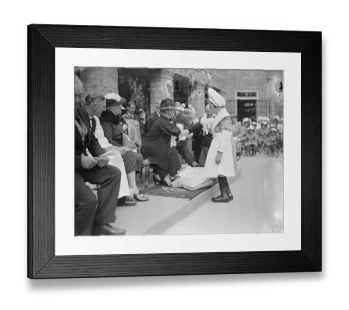 Framed Print : The Suchess pets a rabbit. She visitied Schools in Chailey. The Duchess of York