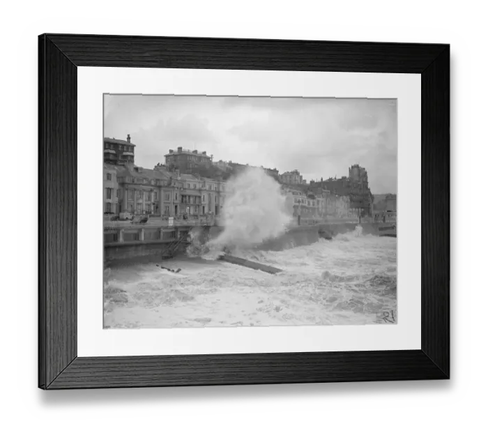 Framed Print : Huge waves broke over the front at Hastings during a Gale, which ravaged the south coast Framed Print : Huge waves broke over the front at Hastings during a Gale, which ravaged the south coast