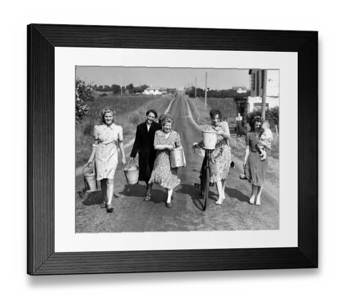 Framed Print : The long trek for water in Peacehaven Sussex Residents traverse the long long road