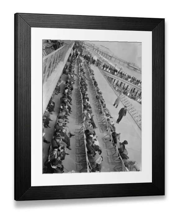 Framed Print : Spring sunshine attracts thousands to Eastbourne. Basking in the Spring sunshine Framed Print : Spring sunshine attracts thousands to Eastbourne. Basking in the Spring sunshine