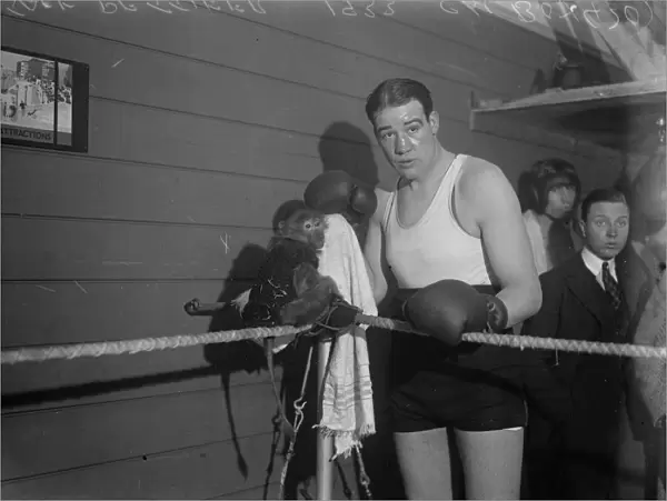 Heavy weight title, Lonsdale belt and cup at stake. Pettifer with a monkey which