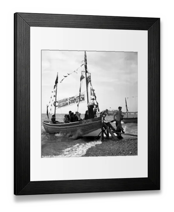Framed Print : Brighton Tourists disembark from a pleasure boat at Brighton beach 1950 Framed Print : Brighton Tourists disembark from a pleasure boat at Brighton beach 1950