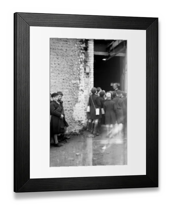 Framed Print : Cockney children from the Sydenham Road area of Croydon grow into farmers after evacuation