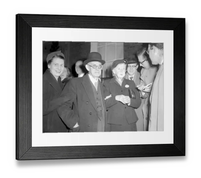 Framed Print : Britian, London: Retired schoolteacher Mr and Mrs Claude Epps, from the village of Fishbourne Framed Print : Britian, London: Retired schoolteacher Mr and Mrs Claude Epps, from the village of Fishbourne