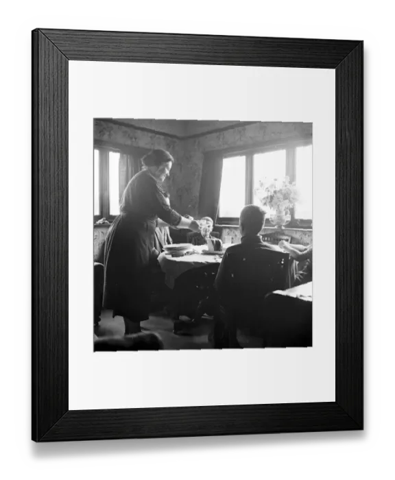 Framed Print : Cockney children from the Sydenham Road area of Croydon grow into farmers after evacuation Framed Print : Cockney children from the Sydenham Road area of Croydon grow into farmers after evacuation
