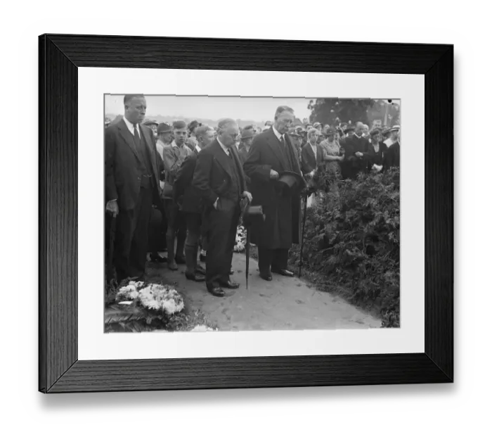 Framed Print : Sing. Sir Kingsley Wood at internment of Sir harry Preston. Sir Kingsley Wood Framed Print : Sing. Sir Kingsley Wood at internment of Sir harry Preston. Sir Kingsley Wood